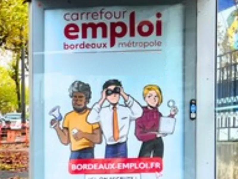 Affiche Carrefour Emploi Bordeaux Métropole dans un abribus