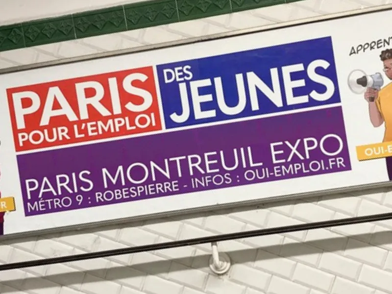 Affiche Paris pour l'Emploi des Jeunes dans un couloir du métro