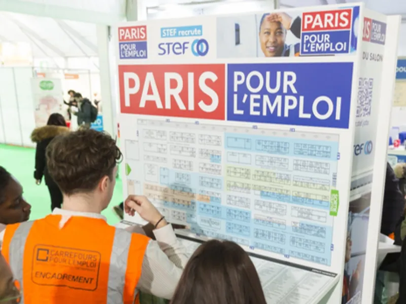 Visiteurs devant le grand plan du salon Paris pour l'Emploi