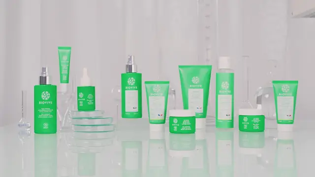 La gamme de soins Biovive alignée sur un plan de travail de laboratoire