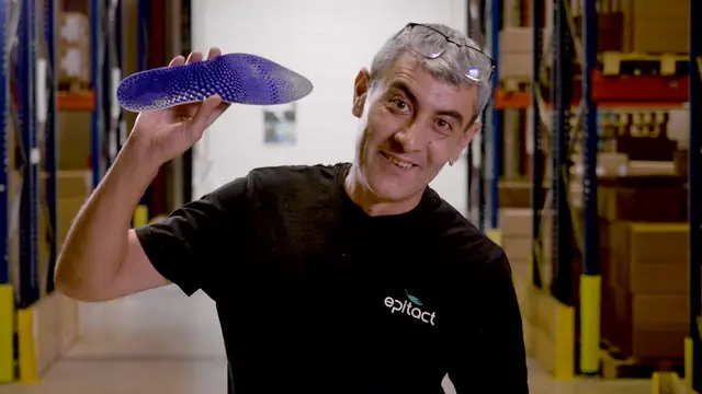Un collaborateur d'Epitact présente une semelle bleue dans l'entrepôt de l'entreprise