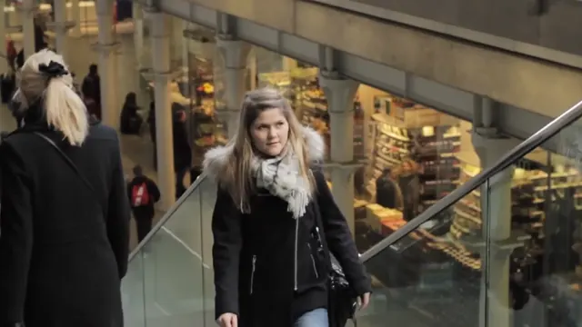 Clémentine descend l'escalier d'une gare londonienne, film Erasmus+ pour Pôle emploi
