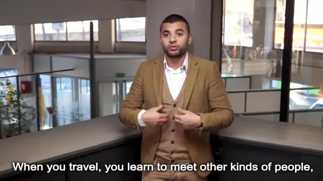 Témoignage d'un jeune homme en veste, film EURES pour Pôle emploi