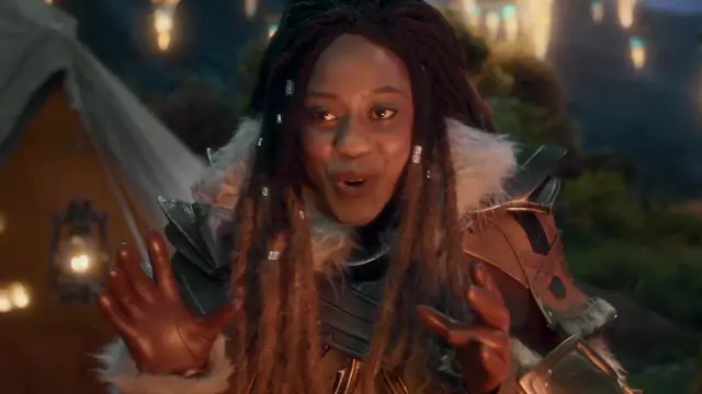 Une aventurière en costume sourit près d'un feu de camp, publicité Final Fantasy XIV