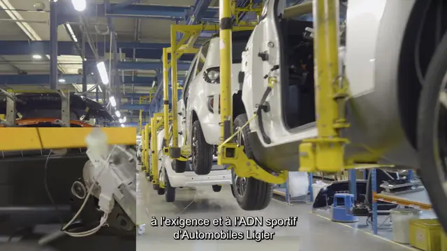 Chaîne d'assemblage de voitures sans permis dans une usine de Ligier Group