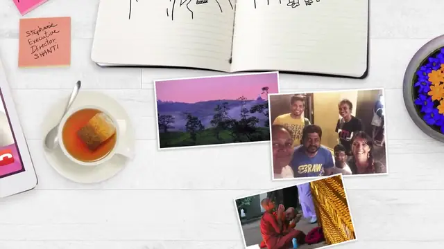 Table de travail avec carnet dessiné, tasse de thé et photos du Sri Lanka