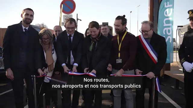 Coupure du ruban inaugural devant une station de recharge Fastned sur une aire d'autoroute